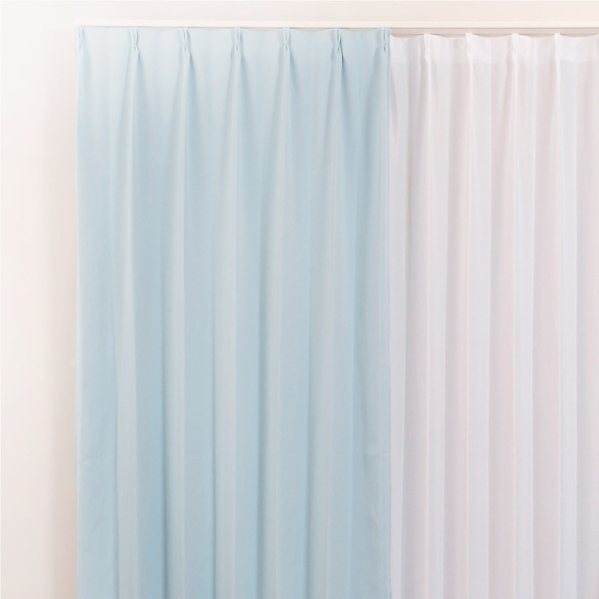 格安1級遮光防炎無地カーテン ブルーです。70%オフのセール価格で安いですが高機能なカーテンです。取付画像。